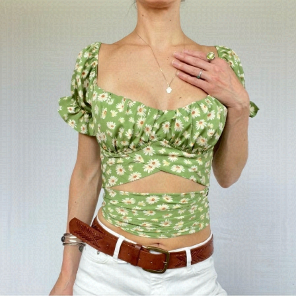 Floral Daisy printed crop top fits L green ties on the back woman’s